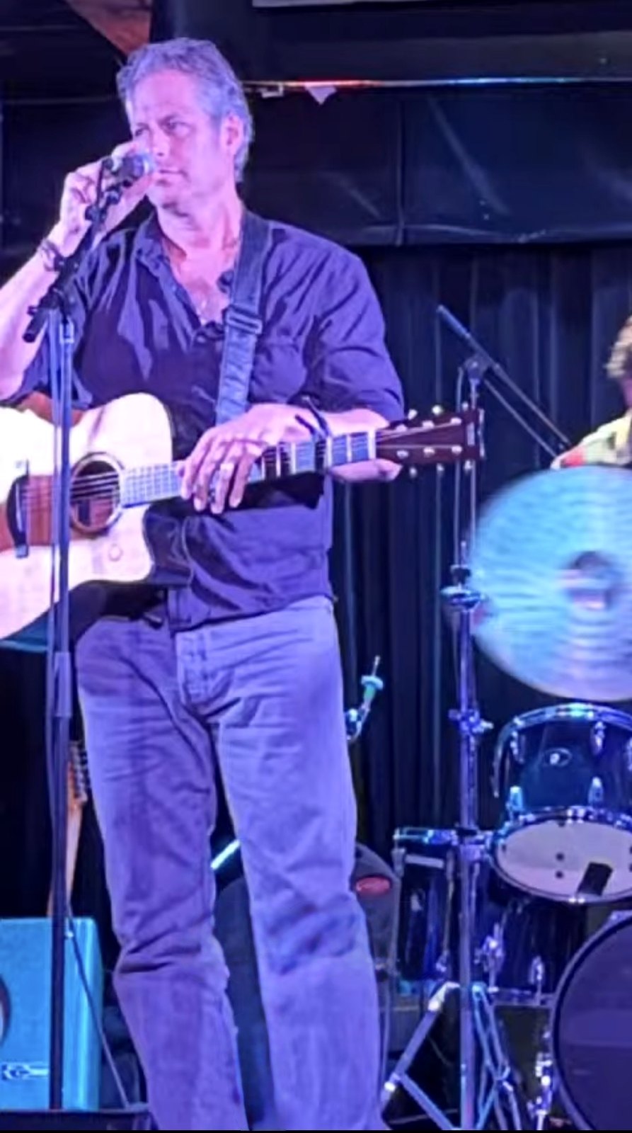 Pascal singing, blue stage lighting
